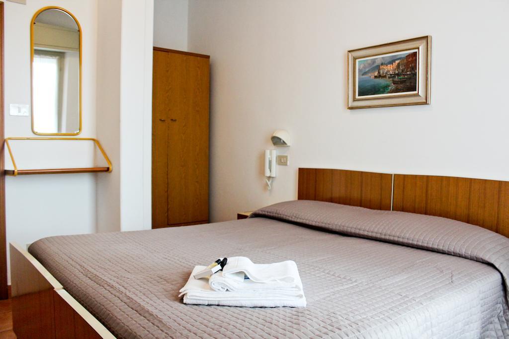 Hotel Leda Rimini Phòng bức ảnh